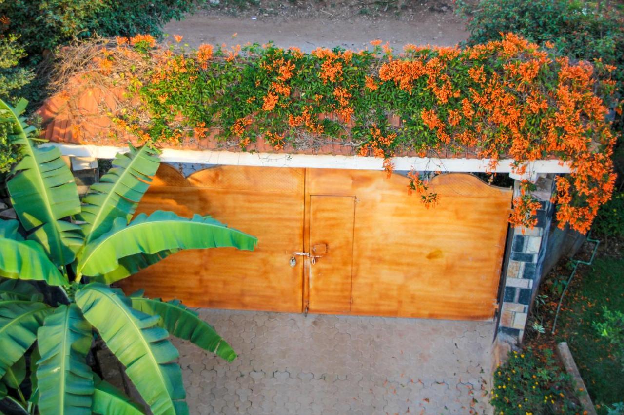 The Shoebill Nest Bed & Breakfast Kampala Bagian luar foto