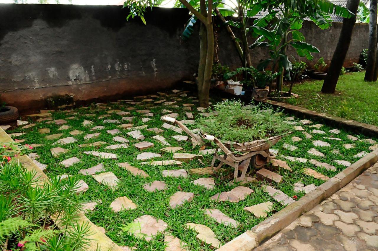 The Shoebill Nest Bed & Breakfast Kampala Bagian luar foto